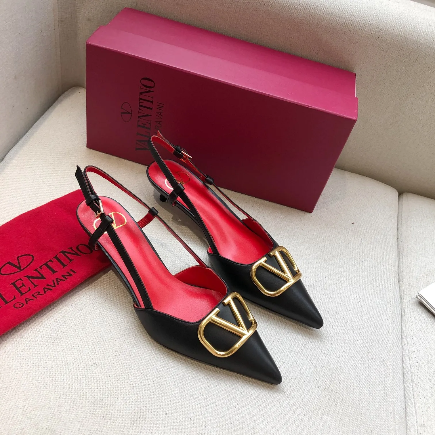 👟👟Ex-factory price 520👟👟 🆕Valentino. Valentino big v buckle shoes ㊙️Latest series in the counter, authentic version, perfect details It does not grind or tire your feet. It is a walking artifact. The last shape is completely compared to the counters. The details are perfect. Without the original version, it cannot be made so exquisite. Exclusive molded brass color. The highest version on the market. Fabric: imported sheepskin, lining and foot pads are all sheepskin. Color: 6 colors optional. Number of yards (34 to 41) 42 customized, non-refundable and non-exchangeable. Heel height: 4CM